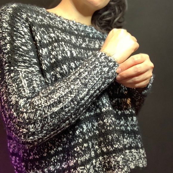 Loose Fitted Short Sweater - Picture 2 of 3